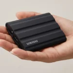 Mão segurando SSD externo Samsung T7 Shield — guia de compra após a crise SanDisk