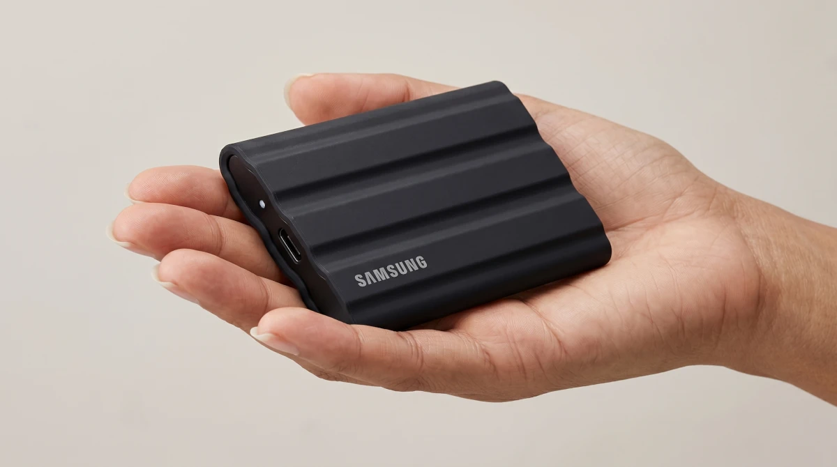 Mão segurando SSD externo Samsung T7 Shield — guia de compra após a crise SanDisk