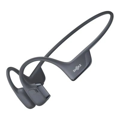 Fone de condução óssea Shokz OpenRun Pro 2 sendo usado durante chamada de trabalho