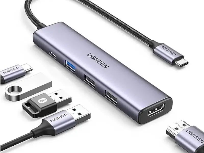 Hub USB-C Ugreen CM478 5 em 1 em liga de alumínio, com portas HDMI 4K, USB-A e carregamento PD, sobre mesa de home office