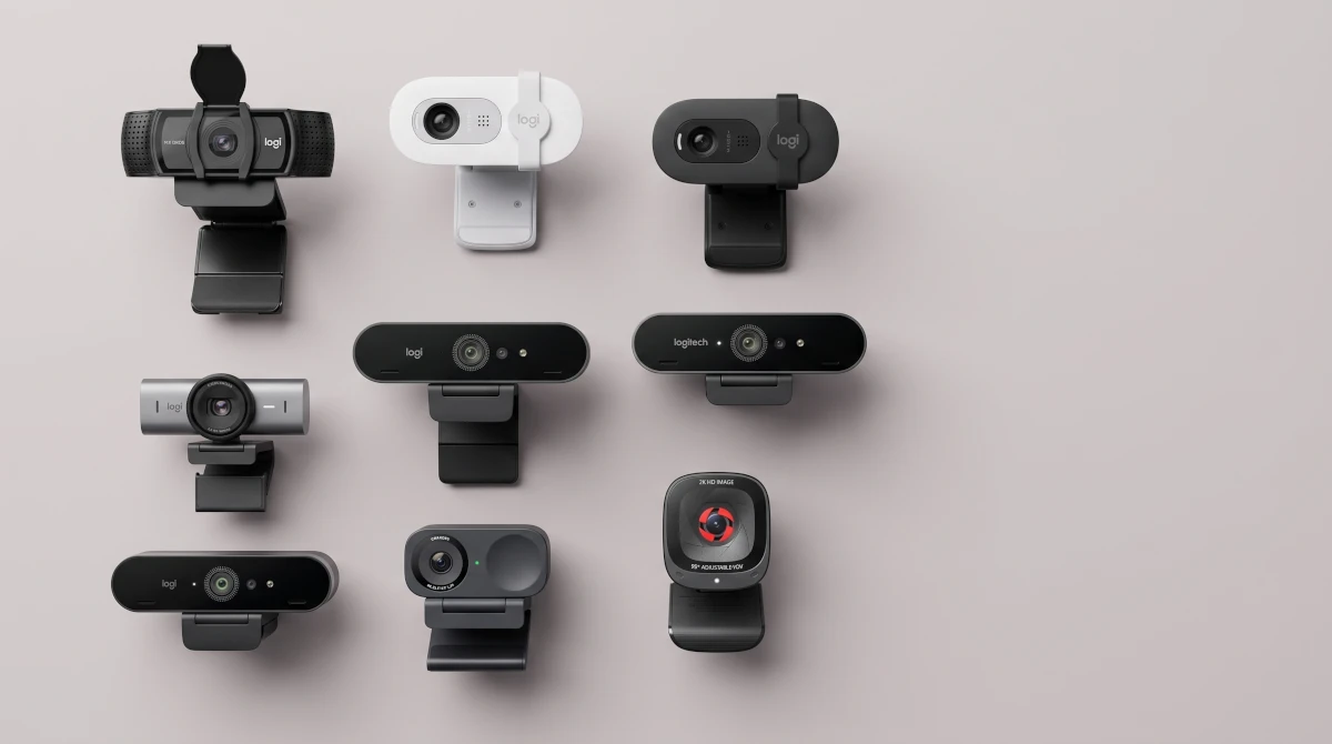 Várias webcams profissionais lado a lado sobre superfície neutra, representando a escolha da melhor opção para home office e reuniões