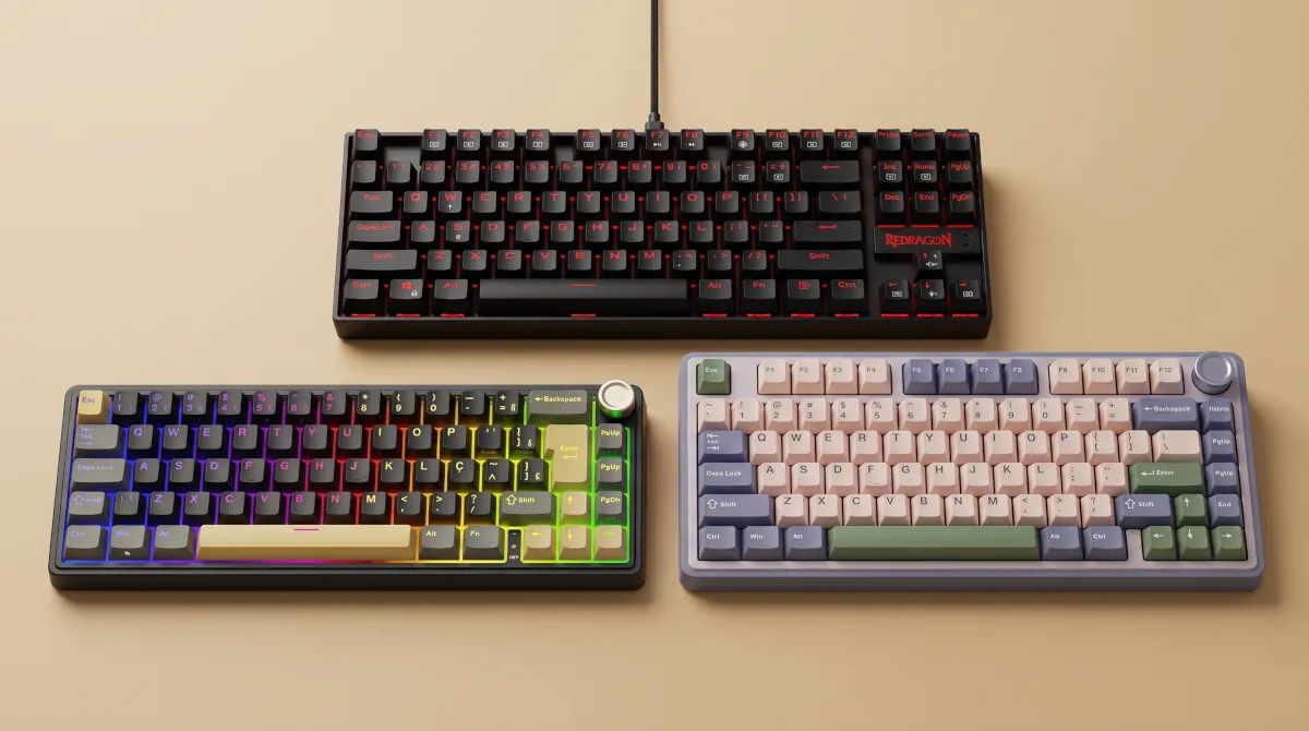 Três teclados mecânicos dispostos em visualização superior sobre superfície pastel: Redragon K552 preto com cabo no topo, Royal Kludge RK R65 no canto esquerdo e Aula F75 no canto direito.