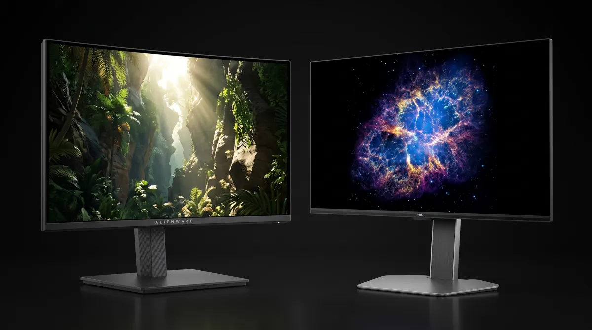 Fotografia de estúdio em fundo neutro exibindo os monitores gamer TCL 27G64 e Alienware AW2726DM lado a lado na mesma imagem, sem textos ou logos.